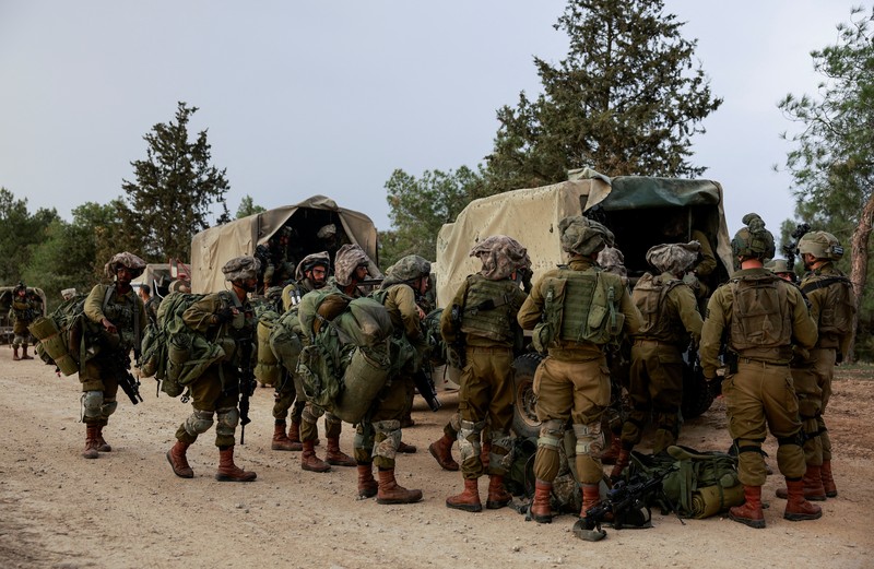 Tentara Israel berkumpul di sisi Israel dekat perbatasan dengan Gaza, di tengah konflik yang sedang berlangsung antara Israel dan kelompok Islam Palestina Hamas, terlihat dari Israel selatan, 12 Desember 2023. Tentara Israel berkumpul di sisi Israel dekat perbatasan dengan Gaza, di tengah konflik yang sedang berlangsung antara Israel dan kelompok Islam Palestina Hamas, terlihat dari Israel selatan, 12 Desember 2023. (REUTERS/Ammar Awad)