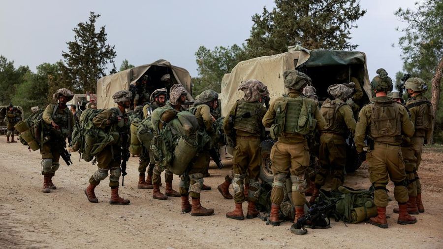 Tentara Israel berkumpul di sisi Israel dekat perbatasan dengan Gaza, di tengah konflik yang sedang berlangsung antara Israel dan kelompok Islam Palestina Hamas, terlihat dari Israel selatan, 12 Desember 2023. (REUTERS/Ammar Awad)