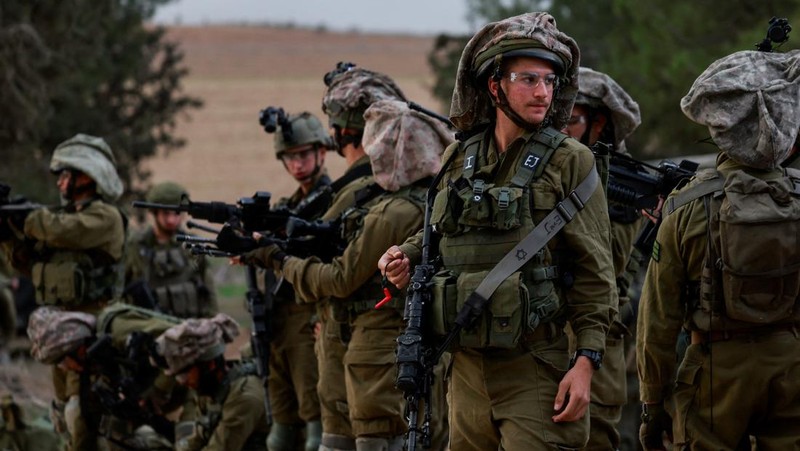 Tentara Israel berkumpul di sisi Israel dekat perbatasan dengan Gaza, di tengah konflik yang sedang berlangsung antara Israel dan kelompok Islam Palestina Hamas, terlihat dari Israel selatan, 12 Desember 2023. (REUTERS/Ammar Awad)
