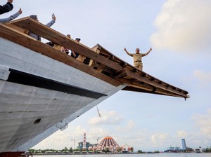 Niat Walkot Makassar Danny Lantik Pejabat Hasil Mutasi di Kapal Pinisi