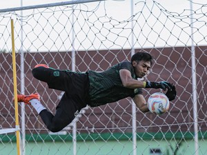 Kiper Persebaya Wajib Clean Sheet di Laga Liga 1