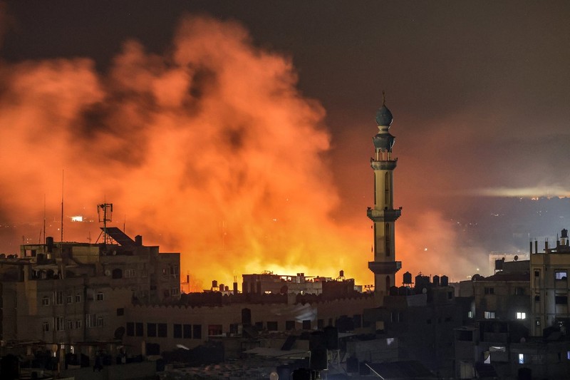 Api dan asap meletus setelah pemboman Israel di Rafah di Jalur Gaza selatan pada 14 Desember 2023, di tengah berlanjutnya pertempuran antara Israel dan kelompok militan Palestina Hamas. Api dan asap meletus setelah pemboman Israel di Rafah di Jalur Gaza selatan pada 14 Desember 2023, di tengah berlanjutnya pertempuran antara Israel dan kelompok militan Palestina Hamas. (Photo by MAHMUD HAMS / AFP)