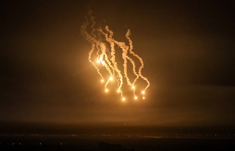 Sebuah tank Israel menembak ke arah Gaza, di tengah konflik yang sedang berlangsung antara Israel dan kelompok Islam Palestina Hamas, di perbatasan Israel-Gaza, di Israel selatan, 27 Desember 2023. (REUTERS/Amir Cohen)