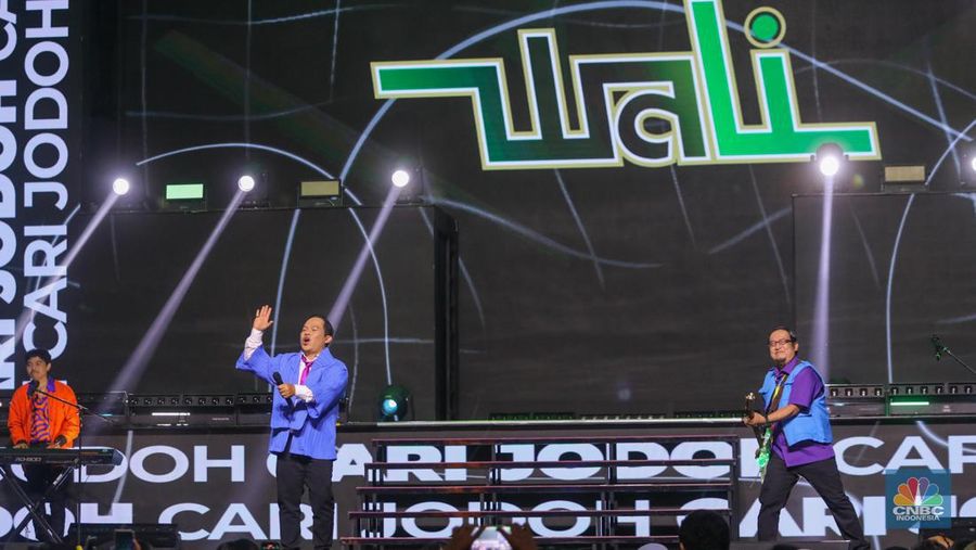 Penyanyi Putri Ariani tampil memeriahkan acara TRANSMEDIA 22TH POWER UP di Trans Studio Mall Cibubur, Jumat (15/12/2023). (CNBC Indonesia/Faisal Rahman)