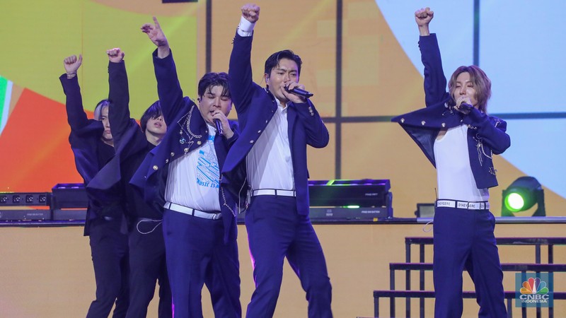 Idol grup Super Junior-L.S.S tampil memeriahkan acara TRANSMEDIA 22TH POWER UP di Trans Studio Mall Cibubur, Jumat (15/12/2023). (CNBC Indonesia/Faisal Rahman)