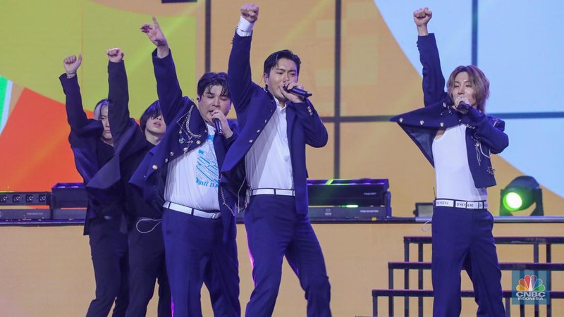 Idol grup Super Junior-L.S.S tampil memeriahkan acara TRANSMEDIA 22TH POWER UP di Trans Studio Mall Cibubur, Jumat (15/12/2023). (CNBC Indonesia/Faisal Rahman)