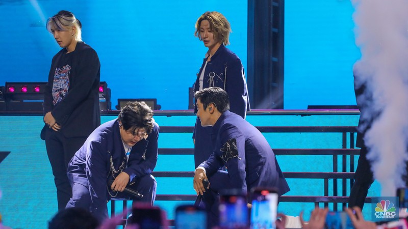 Idol grup Super Junior-L.S.S tampil memeriahkan acara TRANSMEDIA 22TH POWER UP di Trans Studio Mall Cibubur, Jumat (15/12/2023). (CNBC Indonesia/Faisal Rahman)