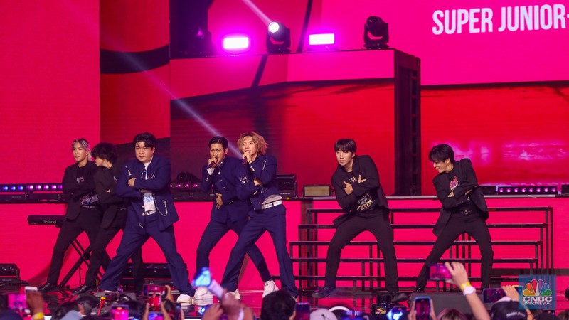 Idol grup Super Junior-L.S.S tampil memeriahkan acara TRANSMEDIA 22TH POWER UP di Trans Studio Mall Cibubur, Jumat (15/12/2023). (CNBC Indonesia/Faisal Rahman)