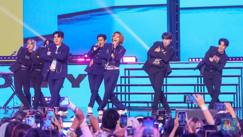 Idol grup Super Junior-L.S.S tampil memeriahkan acara TRANSMEDIA 22TH POWER UP di Trans Studio Mall Cibubur, Jumat (15/12/2023). (CNBC Indonesia/Faisal Rahman)