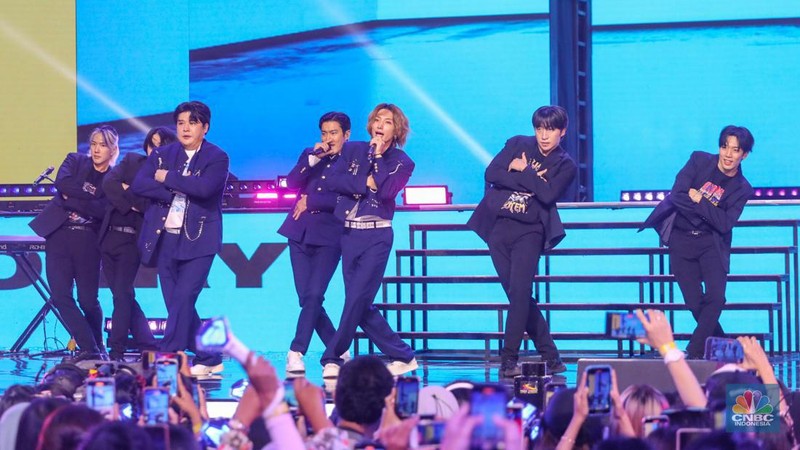 Idol grup Super Junior-L.S.S tampil memeriahkan acara TRANSMEDIA 22TH POWER UP di Trans Studio Mall Cibubur, Jumat (15/12/2023). (CNBC Indonesia/Faisal Rahman)