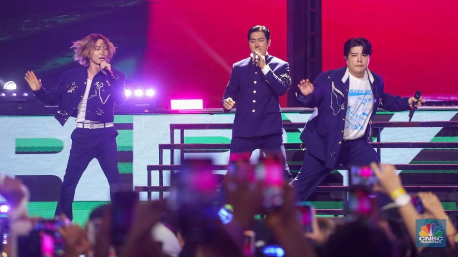 Idol grup Super Junior-L.S.S tampil memeriahkan acara TRANSMEDIA 22TH POWER UP di Trans Studio Mall Cibubur, Jumat (15/12/2023). (CNBC Indonesia/Faisal Rahman)