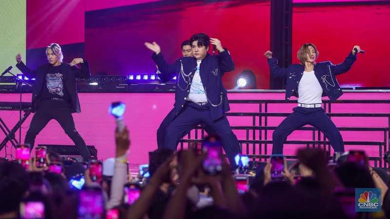 Idol grup Super Junior-L.S.S tampil memeriahkan acara TRANSMEDIA 22TH POWER UP di Trans Studio Mall Cibubur, Jumat (15/12/2023). (CNBC Indonesia/Faisal Rahman)