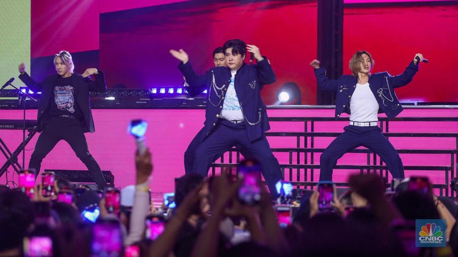 Idol grup Super Junior-L.S.S tampil memeriahkan acara TRANSMEDIA 22TH POWER UP di Trans Studio Mall Cibubur, Jumat (15/12/2023). (CNBC Indonesia/Faisal Rahman)