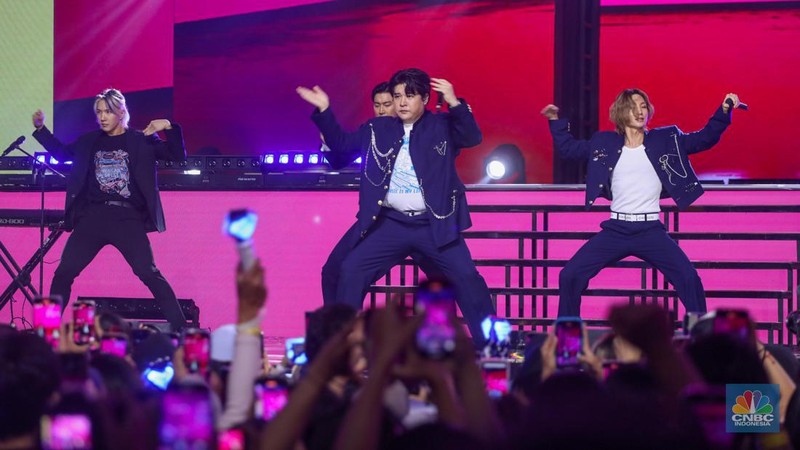 Idol grup Super Junior-L.S.S tampil memeriahkan acara TRANSMEDIA 22TH POWER UP di Trans Studio Mall Cibubur, Jumat (15/12/2023). (CNBC Indonesia/Faisal Rahman)