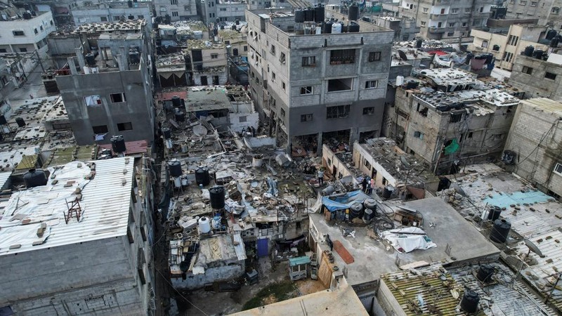Api dan asap meletus setelah pemboman Israel di Rafah di Jalur Gaza selatan pada 14 Desember 2023, di tengah berlanjutnya pertempuran antara Israel dan kelompok militan Palestina Hamas. (Photo by MAHMUD HAMS / AFP)