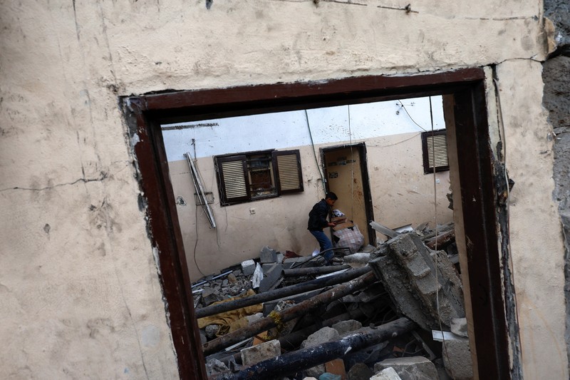 Api dan asap meletus setelah pemboman Israel di Rafah di Jalur Gaza selatan pada 14 Desember 2023, di tengah berlanjutnya pertempuran antara Israel dan kelompok militan Palestina Hamas. Api dan asap meletus setelah pemboman Israel di Rafah di Jalur Gaza selatan pada 14 Desember 2023, di tengah berlanjutnya pertempuran antara Israel dan kelompok militan Palestina Hamas. (Photo by MAHMUD HAMS / AFP)