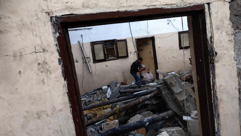 Api dan asap meletus setelah pemboman Israel di Rafah di Jalur Gaza selatan pada 14 Desember 2023, di tengah berlanjutnya pertempuran antara Israel dan kelompok militan Palestina Hamas. (Photo by MAHMUD HAMS / AFP)