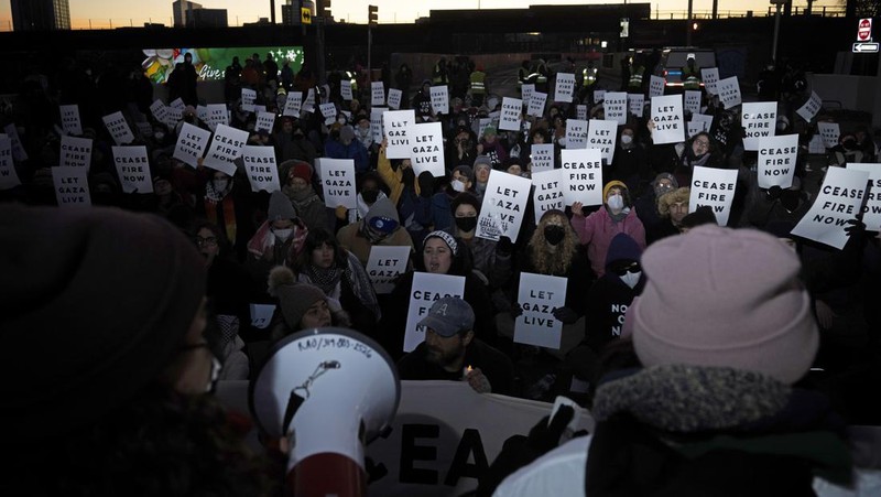 Protestors calling for a ceasefire in the Israel-Hamas war block traffic on New York Avenue NW in Washington, Thursday, Dec. 14, 2023. (AP Photo/Stephanie Scarbrough)