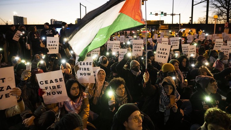 Protestors calling for a ceasefire in the Israel-Hamas war block traffic on New York Avenue NW in Washington, Thursday, Dec. 14, 2023. (AP Photo/Stephanie Scarbrough)