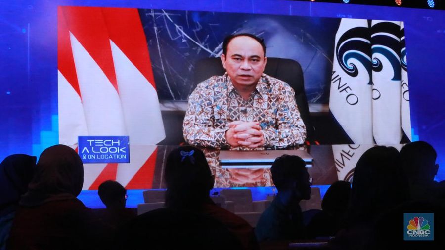 Menteri Komunikasi & Informatika Budi Arie Setiadi memberi keynote speech di acara Tech a Look on Location di Menara Bank Mega, Jakarta, Jumat, (15/12/2023). (CNBC Indonesia/Muhammad Sabki)