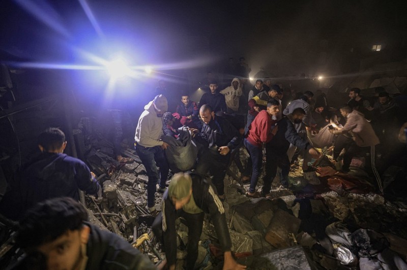 Api dan asap meletus setelah pemboman Israel di Rafah di Jalur Gaza selatan pada 14 Desember 2023, di tengah berlanjutnya pertempuran antara Israel dan kelompok militan Palestina Hamas. Api dan asap meletus setelah pemboman Israel di Rafah di Jalur Gaza selatan pada 14 Desember 2023, di tengah berlanjutnya pertempuran antara Israel dan kelompok militan Palestina Hamas. (Photo by MAHMUD HAMS / AFP)
