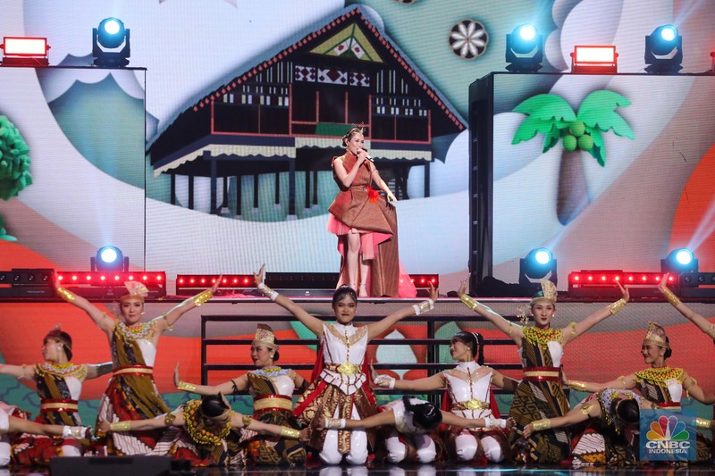 Penyanyi Putri Ariani tampil memeriahkan acara TRANSMEDIA 22TH POWER UP di Trans Studio Mall Cibubur, Jumat (15/12/2023). (CNBC Indonesia/Faisal Rahman)