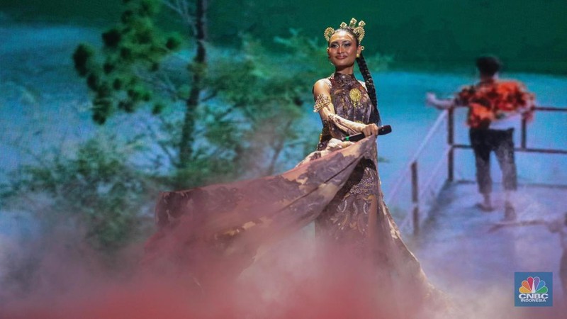Penyanyi Putri Ariani tampil memeriahkan acara TRANSMEDIA 22TH POWER UP di Trans Studio Mall Cibubur, Jumat (15/12/2023). (CNBC Indonesia/Faisal Rahman)