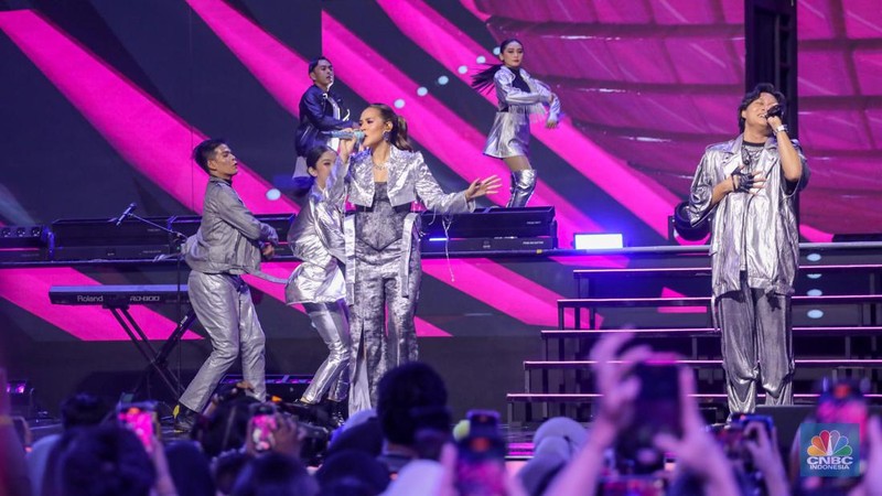 Penyanyi Putri Ariani tampil memeriahkan acara TRANSMEDIA 22TH POWER UP di Trans Studio Mall Cibubur, Jumat (15/12/2023). (CNBC Indonesia/Faisal Rahman)