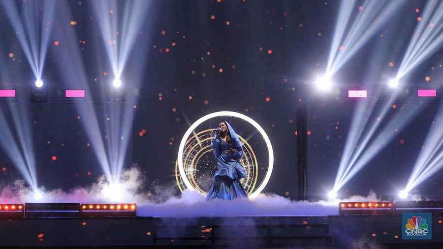 Penyanyi Putri Ariani tampil memeriahkan acara TRANSMEDIA 22TH POWER UP di Trans Studio Mall Cibubur, Jumat (15/12/2023). (CNBC Indonesia/Faisal Rahman)