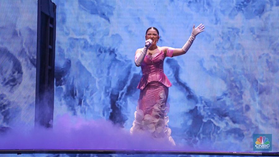 Penyanyi Putri Ariani tampil memeriahkan acara TRANSMEDIA 22TH POWER UP di Trans Studio Mall Cibubur, Jumat (15/12/2023). (CNBC Indonesia/Faisal Rahman)