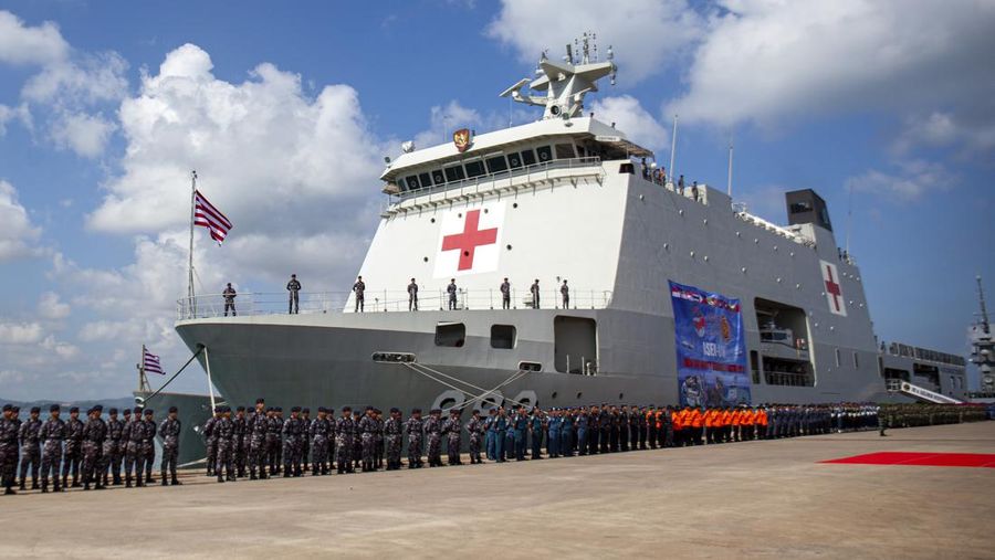 Personel TNI berdiri di dekat kapal RS TNI Angkatan Laut KRI dr. Radioman Wedyodiningrat saat upacara pembukaan latihan militer non-tempur yang disebut Latihan Solidaritas ASEAN di Pelabuhan Batu Ampar di Pulau Batam, Indonesia, Selasa, 19 September 2023. (AP Photo/Andaru Kz)