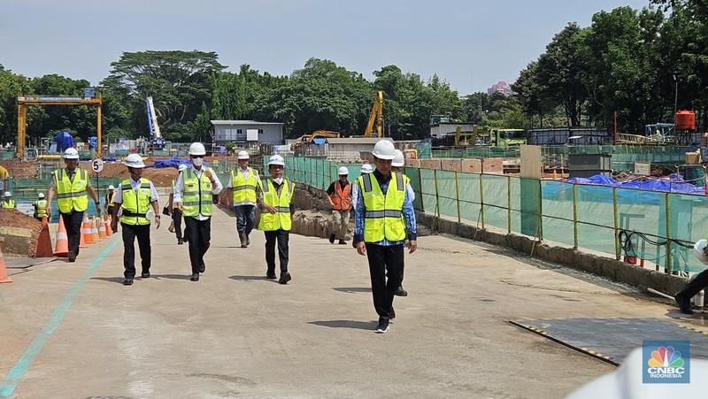 Presien Jokowi kunjungi pryek stasiun MRT Monas. (Facebook/ Presiden Joko Widodo)