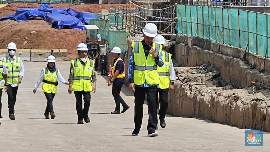 Presiden Joko Widodo melakukan tinjauan ke Proyek MRT Fase 2A di Stasiun Monas, Jumat (15/12/2023). (CNBC Indonesia/Emir Yanwahrdana)