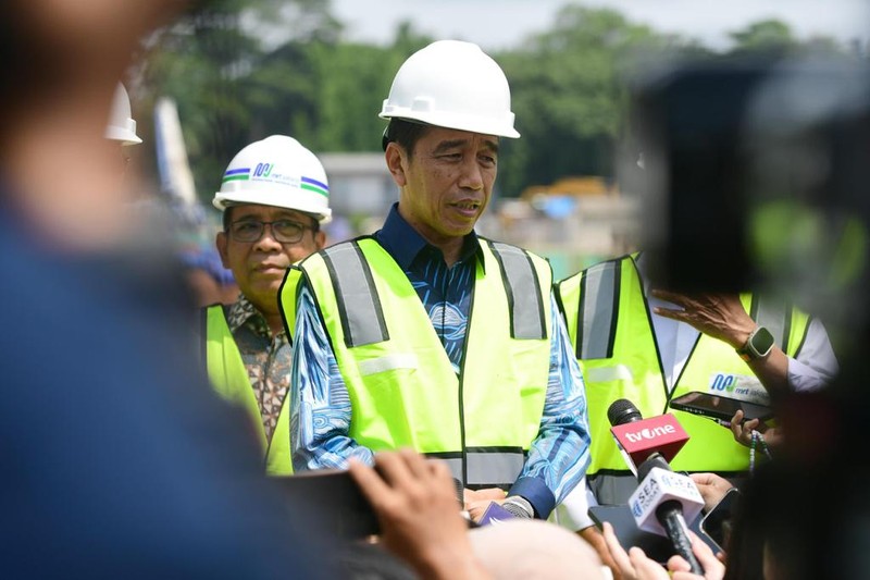 Proyek MRT Fase 2A Presiden Joko Widodo (Jokowi) melakukan tinjauan ke Proyek MRT Fase 2A di Stasiun Monas, Jumat (15/12/2023). (Lukas - Biro Pers Sekretariat Presiden)