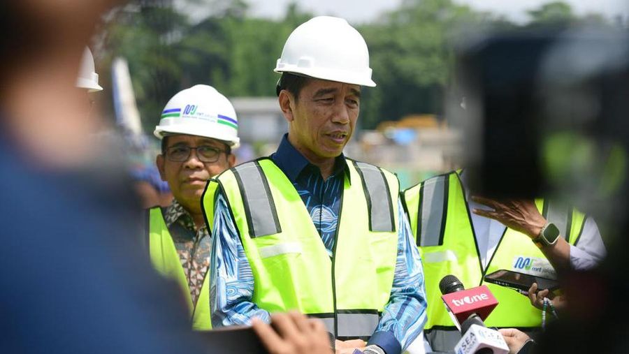 Presiden Joko Widodo (Jokowi) melakukan tinjauan ke Proyek MRT Fase 2A di Stasiun Monas, Jumat (15/12/2023). (Lukas - Biro Pers Sekretariat Presiden)