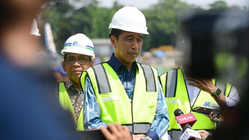 Presiden Joko Widodo (Jokowi) melakukan tinjauan ke Proyek MRT Fase 2A di Stasiun Monas, Jumat (15/12/2023). (Lukas - Biro Pers Sekretariat Presiden)
