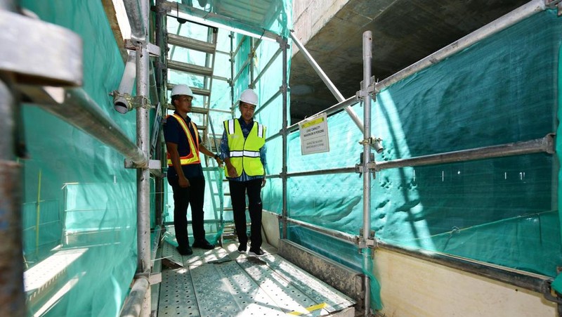 Presiden Joko Widodo (Jokowi) melakukan tinjauan ke Proyek MRT Fase 2A di Stasiun Monas, Jumat (15/12/2023). (Lukas - Biro Pers Sekretariat Presiden)