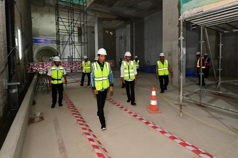 Proyek MRT Fase 2A Presiden Joko Widodo (Jokowi) melakukan tinjauan ke Proyek MRT Fase 2A di Stasiun Monas, Jumat (15/12/2023). (Lukas - Biro Pers Sekretariat Presiden)
