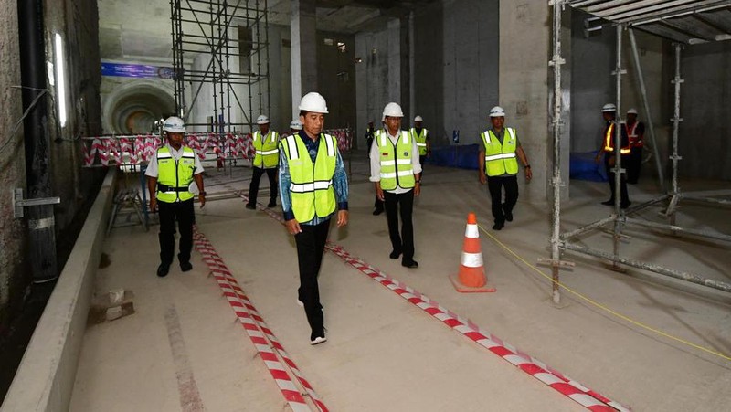 Presiden Joko Widodo (Jokowi) melakukan tinjauan ke Proyek MRT Fase 2A di Stasiun Monas, Jumat (15/12/2023). (Lukas - Biro Pers Sekretariat Presiden)