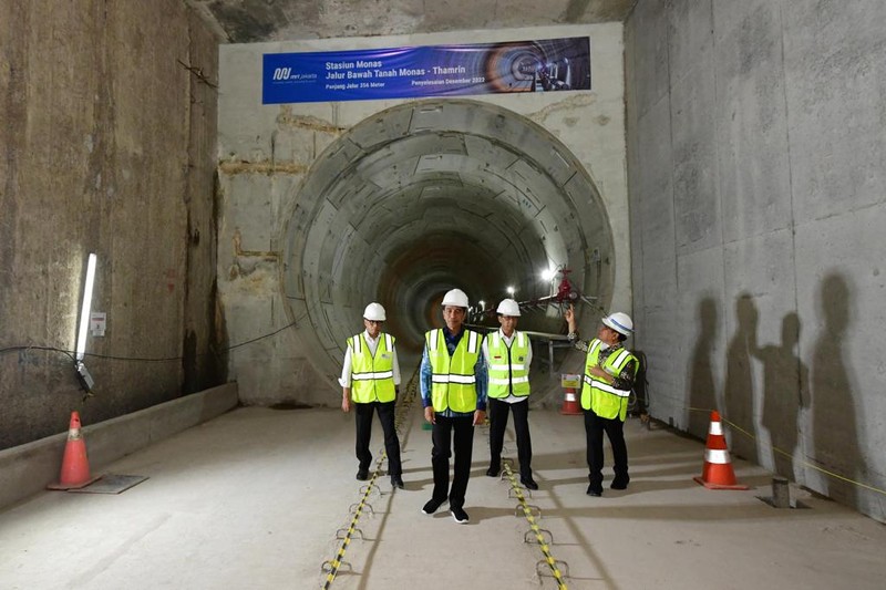 Proyek MRT Fase 2A Presiden Joko Widodo (Jokowi) melakukan tinjauan ke Proyek MRT Fase 2A di Stasiun Monas, Jumat (15/12/2023). (Lukas - Biro Pers Sekretariat Presiden)