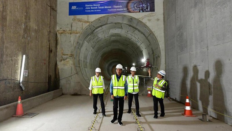 Presiden Joko Widodo (Jokowi) melakukan tinjauan ke Proyek MRT Fase 2A di Stasiun Monas, Jumat (15/12/2023). (Lukas - Biro Pers Sekretariat Presiden)