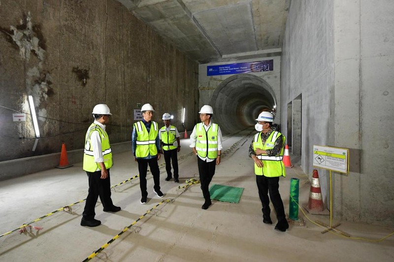Proyek MRT Fase 2A Presiden Joko Widodo (Jokowi) melakukan tinjauan ke Proyek MRT Fase 2A di Stasiun Monas, Jumat (15/12/2023). (Lukas - Biro Pers Sekretariat Presiden)