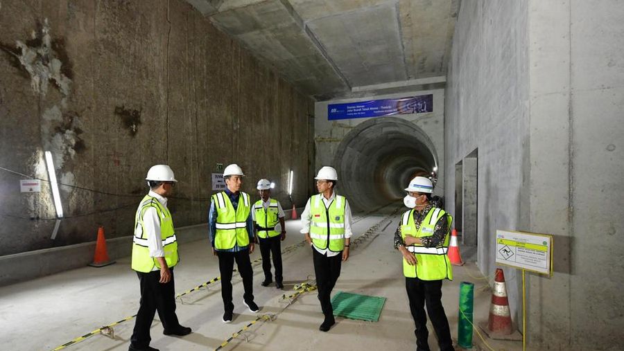 Presiden Joko Widodo (Jokowi) melakukan tinjauan ke Proyek MRT Fase 2A di Stasiun Monas, Jumat (15/12/2023). (Lukas - Biro Pers Sekretariat Presiden)