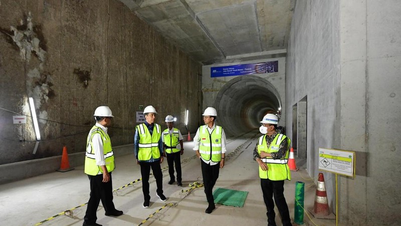 Presiden Joko Widodo (Jokowi) melakukan tinjauan ke Proyek MRT Fase 2A di Stasiun Monas, Jumat (15/12/2023). (Lukas - Biro Pers Sekretariat Presiden)