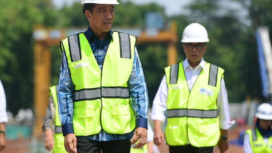 Presiden Joko Widodo (Jokowi) melakukan tinjauan ke Proyek MRT Fase 2A di Stasiun Monas, Jumat (15/12/2023). (Lukas - Biro Pers Sekretariat Presiden)