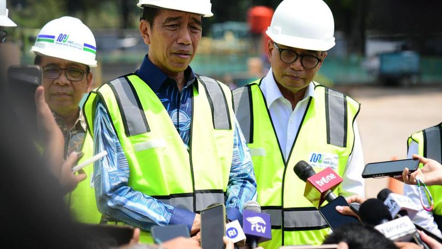 Presiden Joko Widodo (Jokowi) melakukan tinjauan ke Proyek MRT Fase 2A di Stasiun Monas, Jumat (15/12/2023). (Lukas - Biro Pers Sekretariat Presiden)