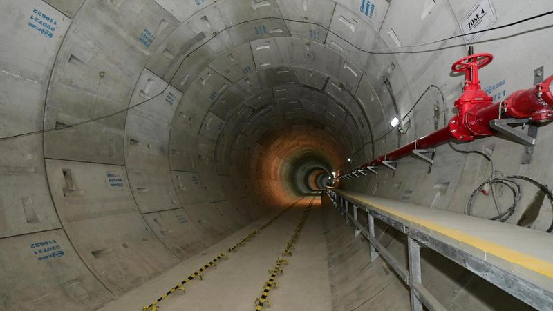 Presiden Joko Widodo (Jokowi) melakukan tinjauan ke Proyek MRT Fase 2A di Stasiun Monas, Jumat (15/12/2023). (Lukas - Biro Pers Sekretariat Presiden)