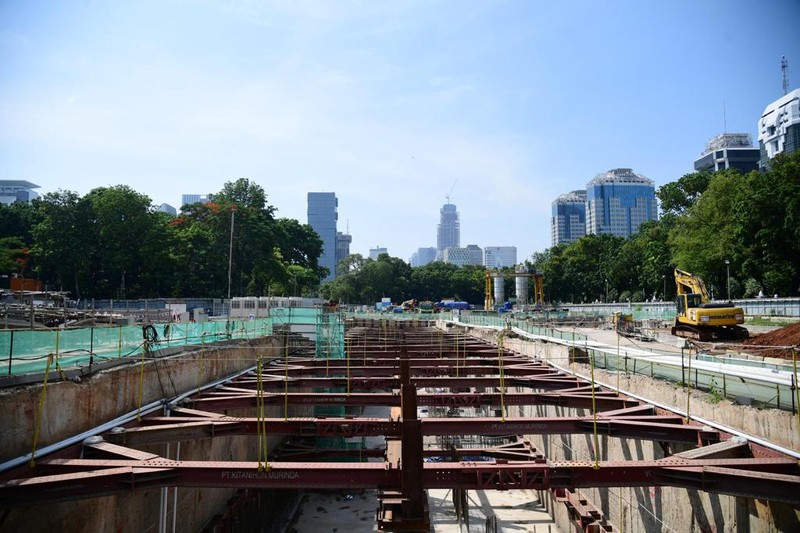 Proyek MRT Fase 2A Presiden Joko Widodo (Jokowi) melakukan tinjauan ke Proyek MRT Fase 2A di Stasiun Monas, Jumat (15/12/2023). (Lukas - Biro Pers Sekretariat Presiden)