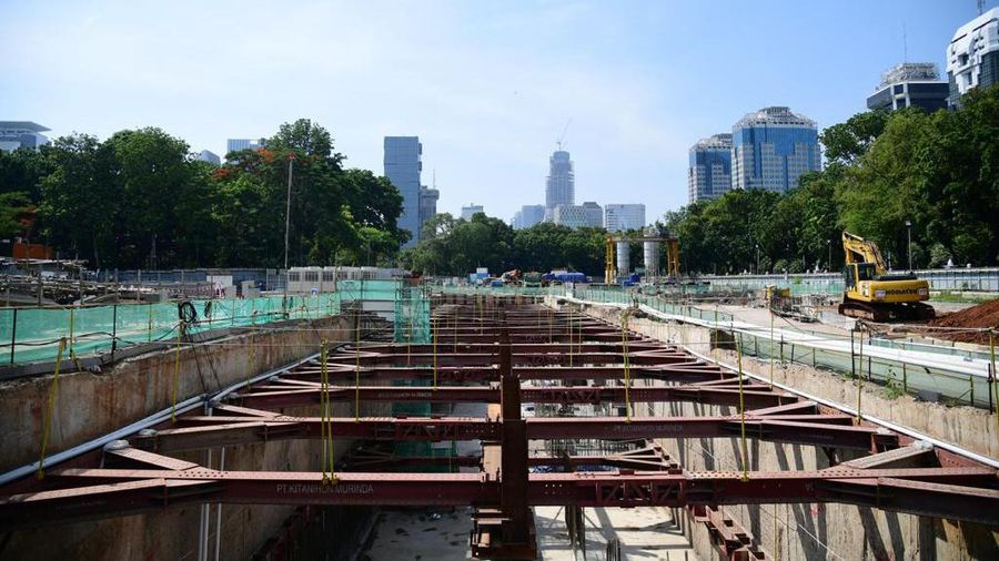 Presiden Joko Widodo (Jokowi) melakukan tinjauan ke Proyek MRT Fase 2A di Stasiun Monas, Jumat (15/12/2023). (Lukas - Biro Pers Sekretariat Presiden)