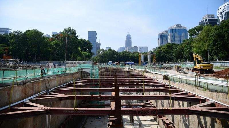 Presiden Joko Widodo (Jokowi) melakukan tinjauan ke Proyek MRT Fase 2A di Stasiun Monas, Jumat (15/12/2023). (Lukas - Biro Pers Sekretariat Presiden)